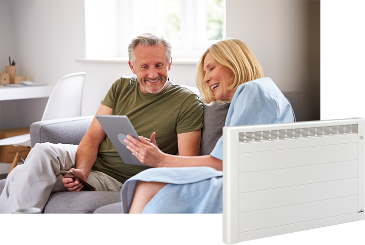 couples seniors sur un canapé, sourire et tablette